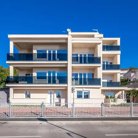 In Near With Pool Vilă *