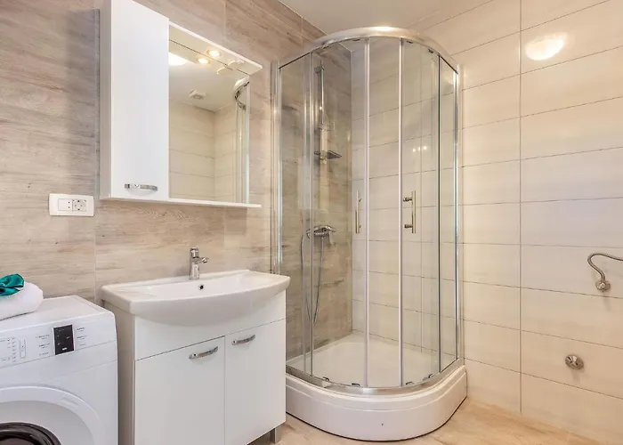 Vila In Near With Pool *